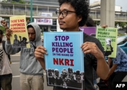 Para aktivis membawa poster-poster saat berdemo untuk menarik perhatian kepada isu HAM Papua, di depan Kedutaan Besar Belanda di Jakarta, di tengah kunjungan Raja Belanda Willem-Alexander, 12 Maret 2020. (Foto: AFP)