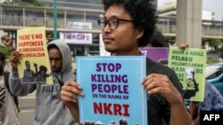 Para aktivis membawa poster-poster saat berdemo untuk menarik perhatian kepada isu HAM Papua, di depan Kedutaan Besar Belanda di Jakarta, di tengah kunjungan Raja Belanda Willem-Alexander, 12 Maret 2020. (Foto: AFP)