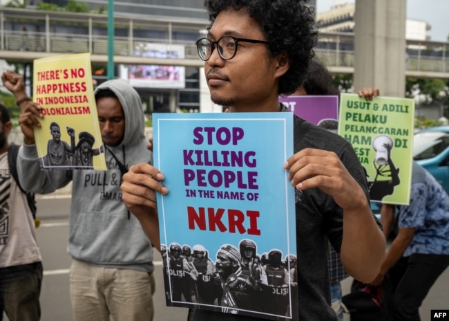 Para aktivis membawa poster-poster saat berdemo untuk menarik perhatian kepada isu HAM Papua, di depan Kedutaan Besar Belanda di Jakarta, di tengah kunjungan Raja Belanda Willem-Alexander, 12 Maret 2020. (Foto: AFP)