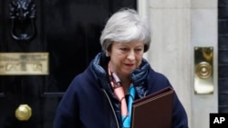 លោកស្រី Theresa May នាយករដ្ឋមន្ត្រី​អង់គ្លេស​ចាកចេញ​ពី​អគារ​Downing Street ដើម្បី​ចូលរួម​កិច្ច​ប្រជុំ​សភា​សម្រាប់​សេចក្តីថ្លែងការណ៍ Chancellors Spring Statement នៅ​ក្នុង​ក្រុង​ឡុងដ៍ កាលពី​ថ្ងៃទី១៣ ខែមីនា ឆ្នាំ២០១៨។