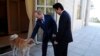 俄罗斯总统普京2月8日在索契会晤日本首相安倍晋三时轻拍他的爱犬 （2014年8月2日）