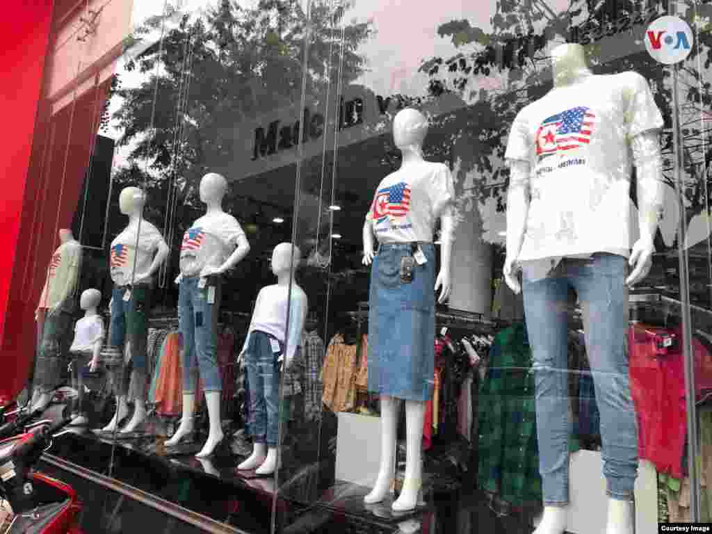 En las tiendas, las ventas de camisetas en honor a la cumbre entre Trump y Kim Jong Un, no se han hecho esperar. 