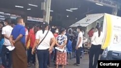 Samut Sakhon ခ႐ုိင္မွာ ကိုဗစ္ကပ္ေရာဂါပုိး စစ္ေဆးေပးေနတဲ့ျမင္ကြင္း။ (ဒီဇင္ဘာ ၂၀၊ ၂၀၂၀)