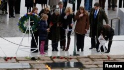 Miembros de la familia Kennedy honran la memoria del presidente John F. Kennedy en el cementerio de Arlington.