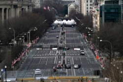 Jalan-jalan termasuk jalan Pennsylvania Avenue di dekat Gedung Capitol ditutup menjelang gladi bersih upacara pelantikan Presiden, Senin (18/1).