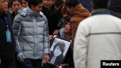 중국 상하이에서 발생한 압사 사고 희생자 유가족들이 지난 6일 추모 행사에서 슬퍼하고 있다.