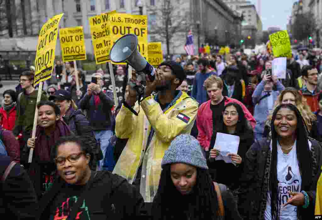 وائٹ ہاؤس سے ٹرمپ انٹرنیشنل ہوٹل تک ہونے والے مارچ میں شریک افراد نے نعرے بلند کرنے کے لیے میگا فون کا استعمال کیا۔