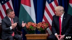 Le président américain Donald Trump, à droite, écoute le roi Abdallah II de Jordanie faire une déclaration à la presse avant une réunion au Palace Hotel lors de la 72ème Assemblée générale des Nations Unies, New York, 20 septembre 2017.