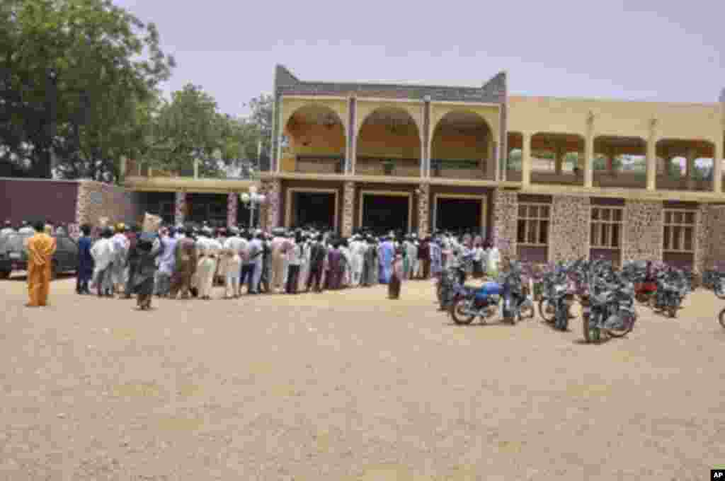 Masu zabe a kofar mai Martaba Sarkin Kano, Ado Bayero