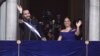 El presidente de El Salvador, Nayib Bukele, y la primera dama, Gabriela Roberta Rodríguez, saludan desde un balcón después de que fuera juramentado para un segundo mandato, en San Salvador, El Salvador, el 1 de junio de 2024.