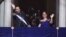 El presidente de El Salvador, Nayib Bukele, y la primera dama, Gabriela Roberta Rodríguez, saludan desde un balcón después de que fuera juramentado para un segundo mandato, en San Salvador, El Salvador, el 1 de junio de 2024.