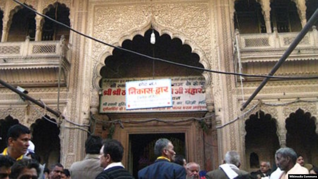 Pintu utama Kuil Bankey Bihari, Vrindavan, Mathura, Uttar Pradesh India (Foto: Wikipedia). 