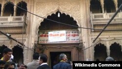 Pintu utama Kuil Bankey Bihari, Vrindavan, Mathura, Uttar Pradesh India (Foto: Wikipedia). 