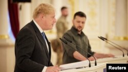 El primer ministro británico, Boris Johnson, responde a las preguntas de los periodistas ante la atenta mirada del presidente de Ucrania, Volodymyr Zelenskyy, en Kiev, el 17 de junio de 2022.