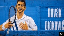 Lukisan mural petenis Serbia Novak Djokovic di Beograd, Serbia, Kamis, 6 Januari 2022. (AP Photo/Darko Vojinovic).