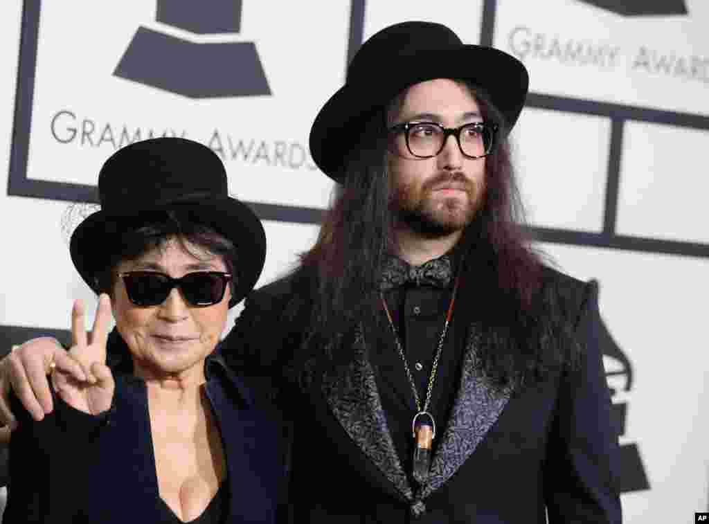 Yoko Ono dan putranya Sean Lennon tiba di karpet merah Grammy Awards ke-56. (AP/Jordan Strauss)