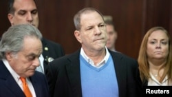 El productor cinematográfico Harvey Weinstein (centro), y su abogado Benjamin Brafman (izq.) en la Corte Penal de Manhattan, durante la instrucción formal de cargos contra el productor. Mayo 25 de 2018.