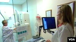 Seorang perempuan sedang menjalani tes pemeriksaan payudara, mammogram.