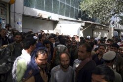 Afganistanci satima čekaju u dugim redovima ispred banke kako bi pokušali podići novac, Kabul, Afganistan, 15. august 2021.