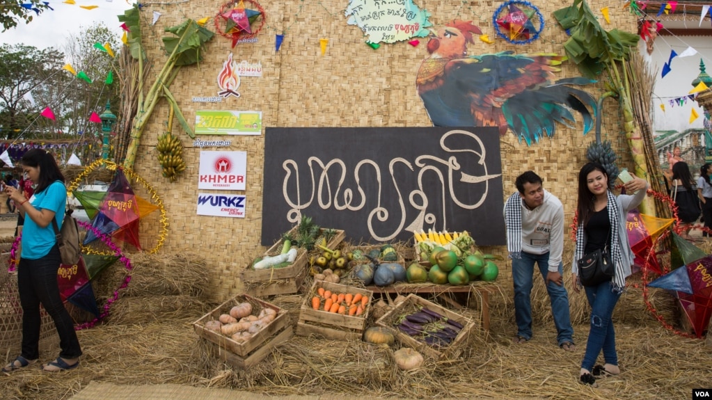 រូបឯកសារ៖ កម្មវិធី «បុណ្យភូមិ» ត្រូវបានរៀបចំឡើងដើម្បីបញ្ជ្រាបការយល់ដឹងអំពីទម្រង់វប្បធម៌បុរាណដល់យុវជនកម្ពុជា ក្នុងខេត្តកណ្តាល នៅថ្ងៃទី៧ ខែមេសា ឆ្នាំ២០១៧។ (ហ៊ាន សុជាតា/ VOA)