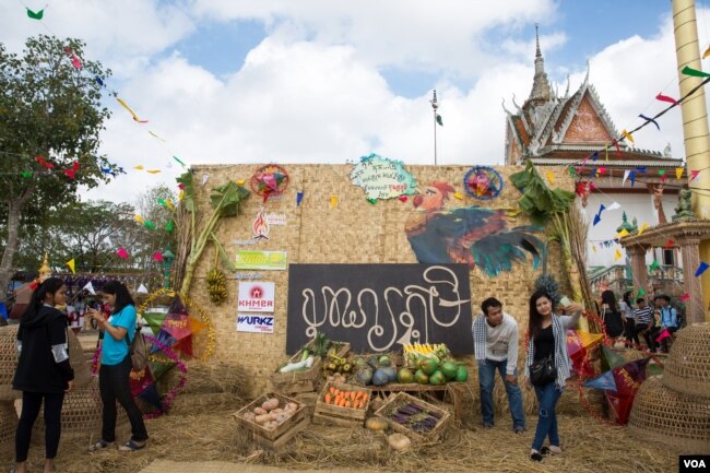 កម្មវិធី​ «បុណ្យភូមិ» ត្រូវបាន​រៀបចំ​ឡើង​ដើម្បី​បញ្ជ្រាប​ការ​យល់ដឹង​អំពី​ទម្រង់​វប្បធម៌​បុរាណ​ដល់​យុវជន​កម្ពុជា​ ក្នុង​ខេត្ត​កណ្តាល​ នៅ​ថ្ងៃទី​៧ ខែ​មេសា​ ឆ្នាំ​២០១៧។ (ហ៊ាន សុជាតា/ VOA)