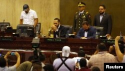 El presidente de El Salvador, Nayib Bukele, ora durante su asistencia a la sesión extraordinaria de la Asamblea Legislativa celebrada el domingo, 9 de febrero de 2020.