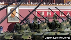 Kendaraan militer China dalam parade memperingati 70 Tahun berakhirnya Perang Dunia II di Gerbang Tiananmen, Beijing, China, 3 September 2015. (Foto: Reuters)