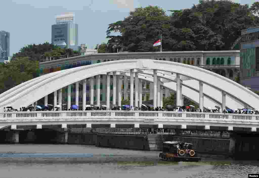 People queue to pay their respects to the late first prime minister Lee Kuan Yew, lying in state at the Parliament House in Singapore, March 25, 2015.