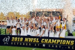 North Carolina Courage merayakan kemenangan mereka atas Chicago Red Stars dengan berfoto bersama trofi kejuaraan seusai pertandingan sepak bola kejuaraan NWSL di Cary, N.C., 27 Oktober 2019.
