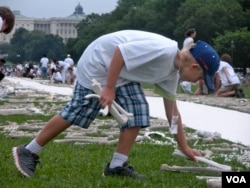 Thousands of volunteers from across the country arranged over one million handmade bones to symbolize a mass grave on the National Mall in Washington, D.C.. (VOA/J. Taboh)