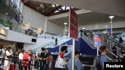 Penumpang mengantre di bandara LAX sebelum akhir pekan Memorial Day, saat penyakit COVID-19 berlanjut, di Los Angeles, California, AS, 27 Mei 2021. (Foto: REUTERS/Lucy Nicholson)