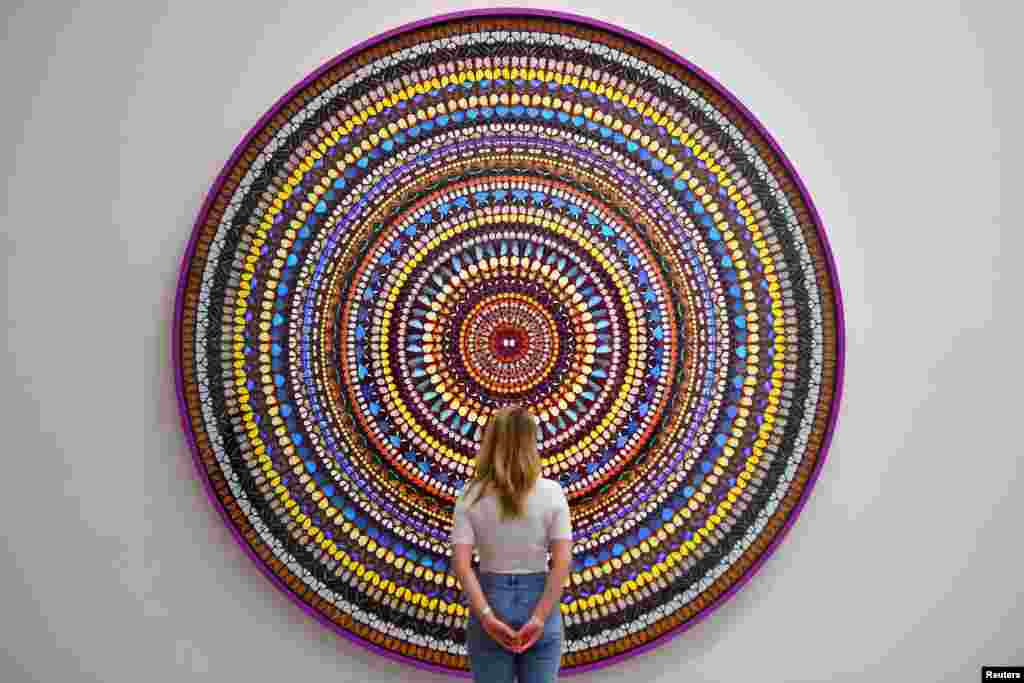 런던 화이트 큐브에서 데미언&nbsp;허스트(Damien&nbsp;Hirst)의 &#39;만달라스(Mandalas)&#39; 전시회가 열린 가운데 갤러리 관계자가 작품 &quot;신(deity)&quot;을 감상하고 있다.