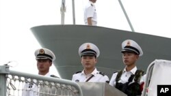 中國海軍在導彈護衛艦甲板上集合(資料圖片)