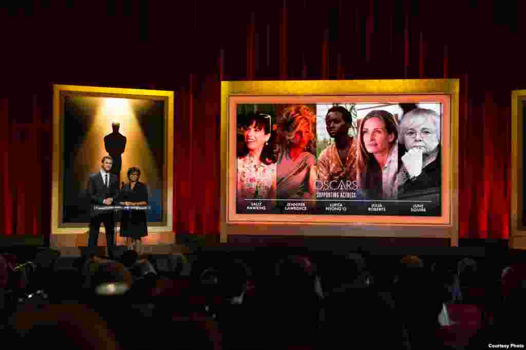 Chris Hemsworth (kiri) dan Presiden AMPAS Cheryl Boone Isaacs mengumumkan nominasi Academy Awards ke-86, Kamis (16/1) di&nbsp; Samuel Goldwyn Theater, Los Angeles, California. (Oscars.org)