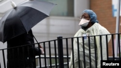 Un agent de santé du Elmhurst Hospital Center prépare un test de dépistage du coronavirus dans le Queens, New York City, États-Unis, le 23 mars 2020.