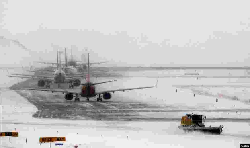 ABŞ - Kolorado, Denverin Beynəlxalq Aeroportunda havanın şatxalı keçməsi səbəbindən 460 uçuş təxirə salınıb 