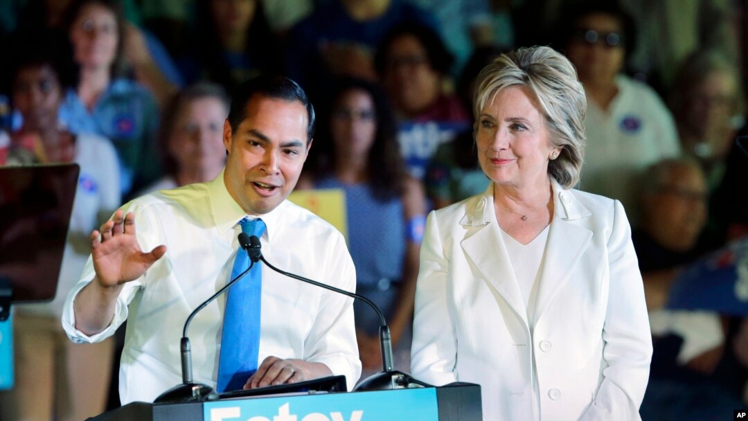 Hillary Clinton con el secretario de Vivienda y Desarrollo Urbano Julián Castro, cuyo nombre se rumora está siendo considerado como potencial candidato a la vicepresidencia en la boleta demócrata.