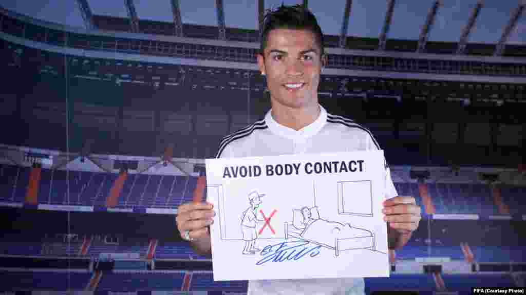 Cristiano Ronaldo a participé à la campagne de meilleurs joueurs de football internationaux contre la maladie à virus Ebola.