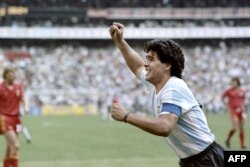 Pemain depan Argentina Diego Maradona (kiri) bergembira setelah mencetak gol, pada pertandingan sepak bola semi final Piala Dunia antara Argentina dan Belgia pada 25 Juni 1986 di Mexico City. Argentina melaju ke final dengan kemenangan 2-0. (Foto: AFP)