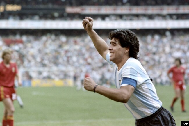 Pemain depan Argentina Diego Maradona (kiri) bergembira setelah mencetak gol, pada pertandingan sepak bola semi final Piala Dunia antara Argentina dan Belgia pada 25 Juni 1986 di Mexico City. Argentina melaju ke final dengan kemenangan 2-0. (Foto: AFP)