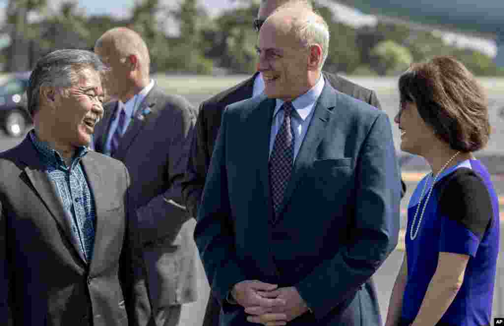 唐纳德&middot;特朗普（Donald Trump）总统的白宫办公厅主任约翰&middot;凯利（John Kelly）与夏威夷州州长戴维&middot;伊格（David Ige）和他的妻子一同前往夏威夷珍珠港美军联合基地。 （2017年11月3日）