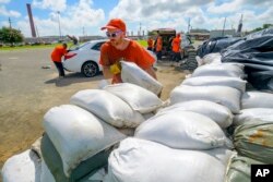 Algunos residentes, que recuerdan el mortal y devastador paso del huracán Katrina en 2005, dijeron estar decididos a ponerse a salvo.