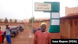 Issaka Ouédraogo devant le portail d’entrée de la morgue à Ouagadougou, Burkina Faso, le 19 juillet 2019. (VOA/Issa Napon)