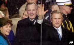 George Bush stariji i George Bush mlađi 2001. godine.