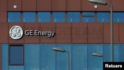 El logo de General Electric, el gigante energético estadounidense, puede verse en un edificio en París, Francia, en 2019.