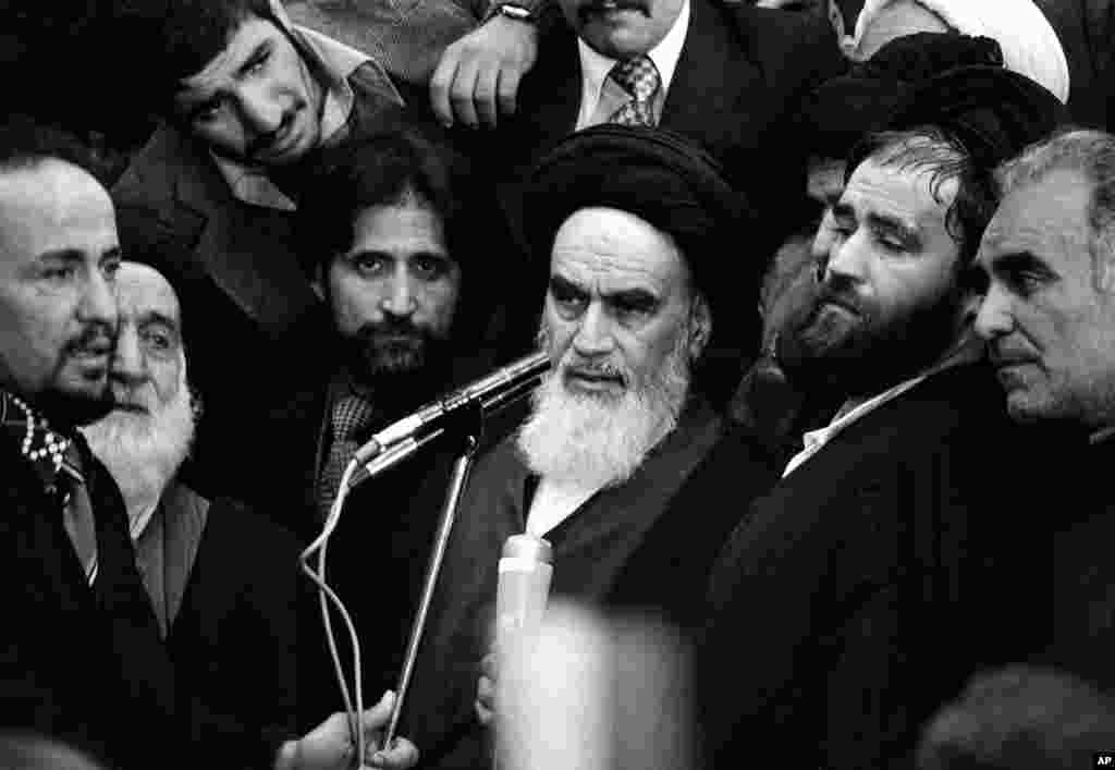 آیت الله خمینی در فرودگاه تهران خطاب به حاضران سخنرانی کرد – تهران، ۱۲ بهمن ۱۳۵۷