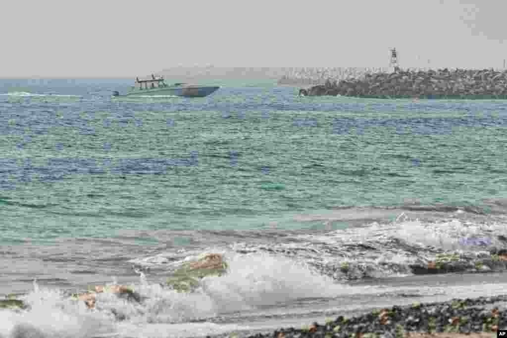 گشت گارد ساحلی امارات در نزدیکی سواحل امارت فجیره، امارات متحده عربی
