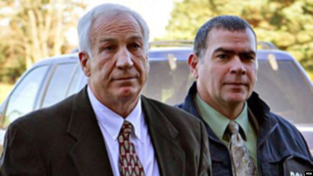 El entrenador Jerry Sandusky, de 68 años, enfrenta 52 cargos por abuso sexual a 10 jóvenes.