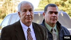 El entrenador Jerry Sandusky, de 68 años, enfrenta 52 cargos por abuso sexual a 10 jóvenes.