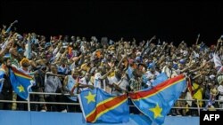 Ba supporters ya ba Léopards na stade Amahoro, na Kigali, le 7 février 2016.